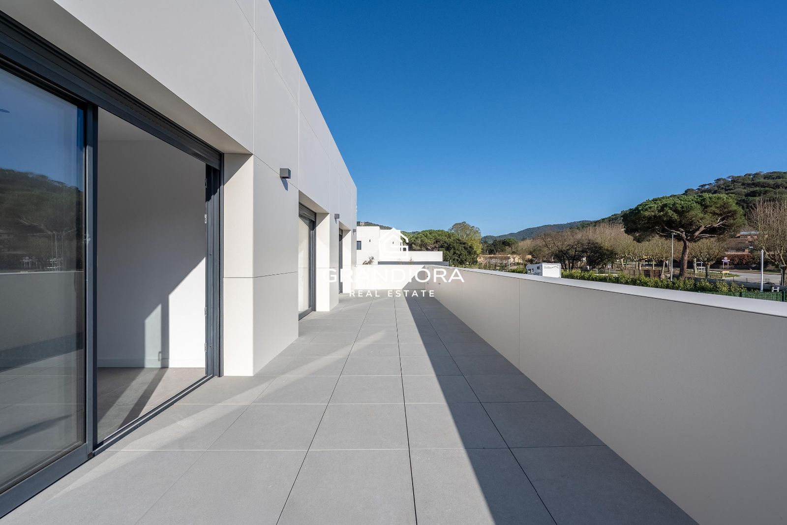 Moderna casa de nueva construcción con 319 m2 y jardín plano en Vallromanes. - Imagen 29