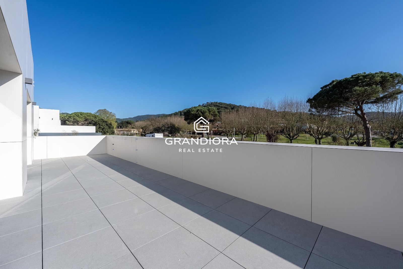 Moderna casa de nueva construcción con 319 m2 y jardín plano en Vallromanes. - Imagen 31
