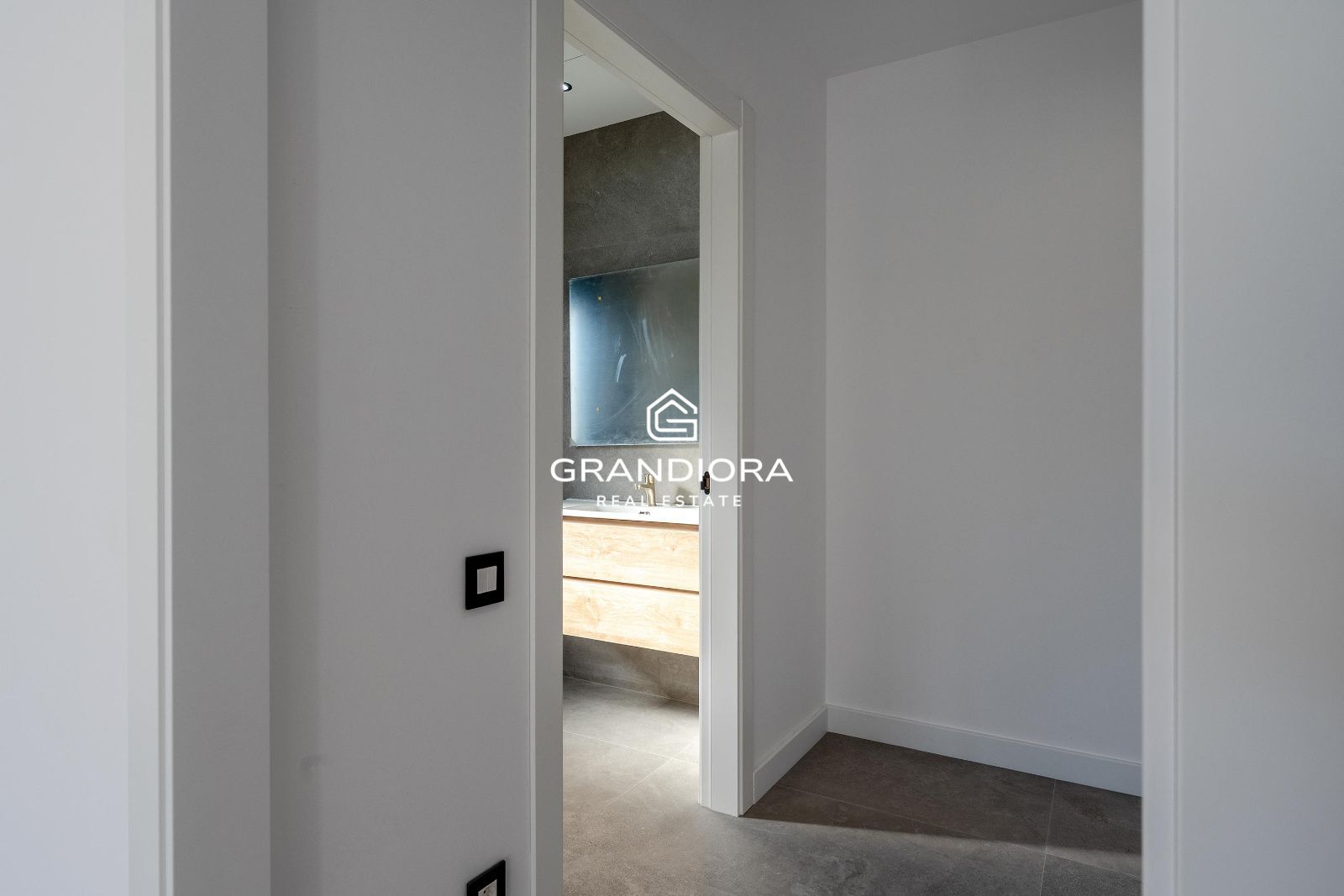 Moderna casa de nueva construcción con 319 m2 y jardín plano en Vallromanes. - Imagen 32