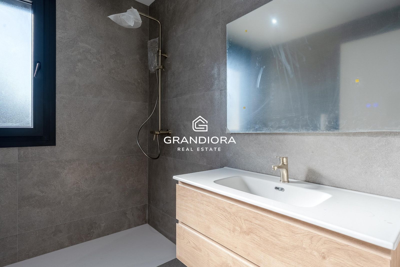 Moderna casa de nueva construcción con 319 m2 y jardín plano en Vallromanes. - Imagen 33