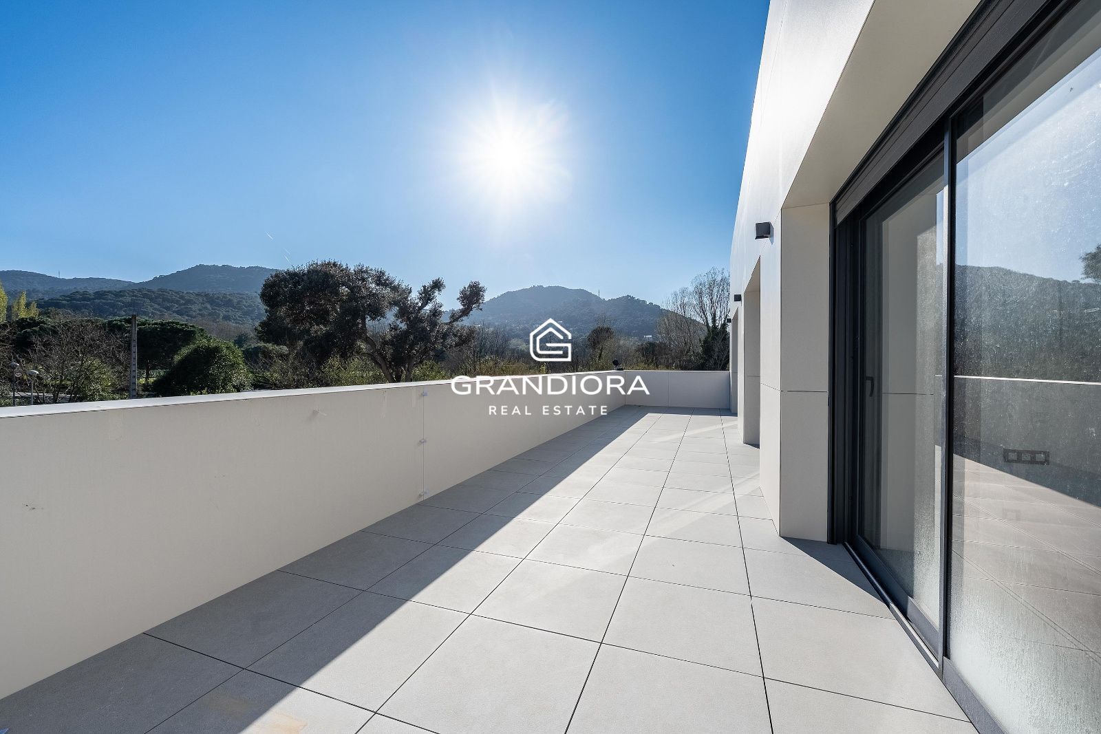 Moderna casa de nueva construcción con 319 m2 y jardín plano en Vallromanes. - Imagen 24