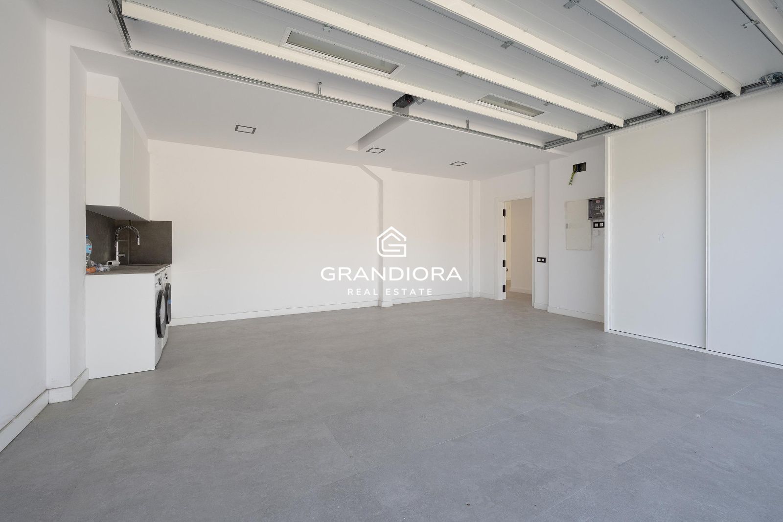 Moderna casa de nueva construcción con 319 m2 y jardín plano en Vallromanes. - Imagen 34