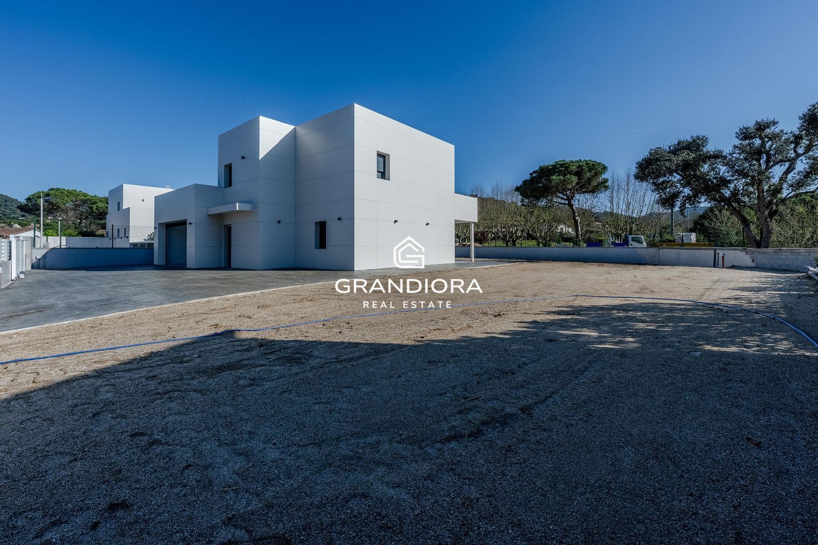 Moderna casa de nueva construcción con 319 m2 y jardín plano en Vallromanes. - Imagen 35