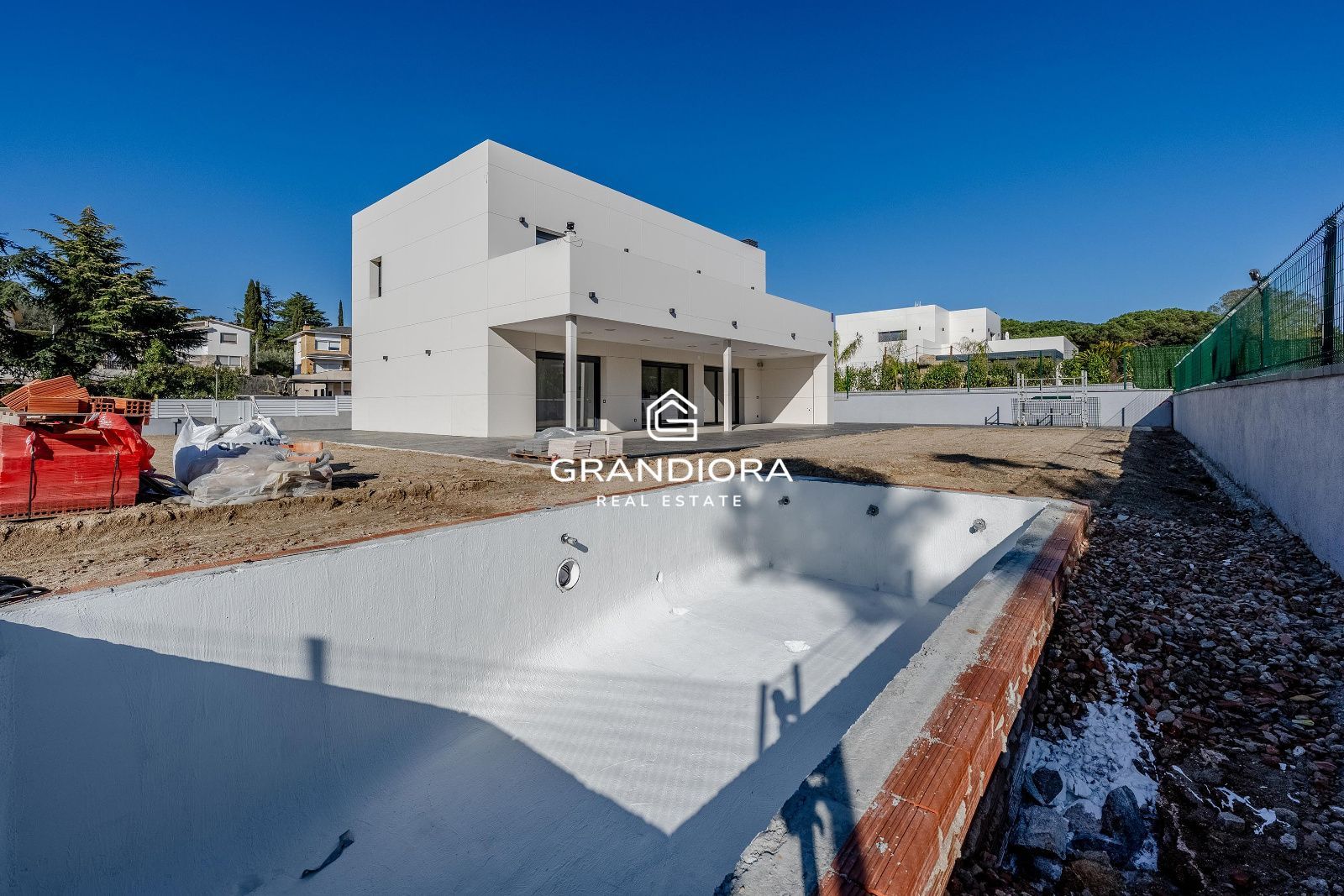 Moderna casa de nueva construcción con 319 m2 y jardín plano en Vallromanes. - Imagen 36