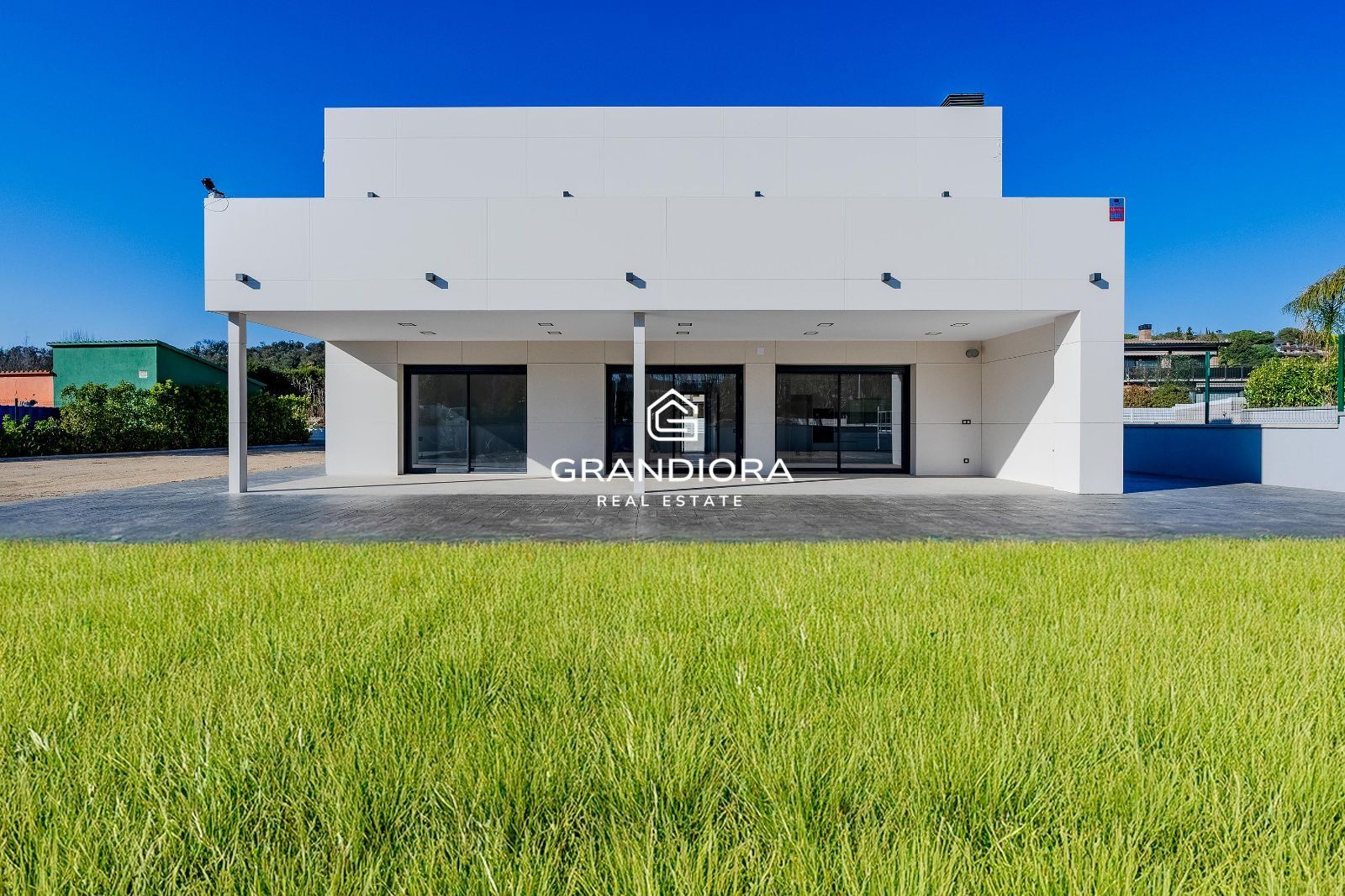 Moderna casa de nueva construcción con 319 m2 y jardín plano en Vallromanes. - Imagen 2