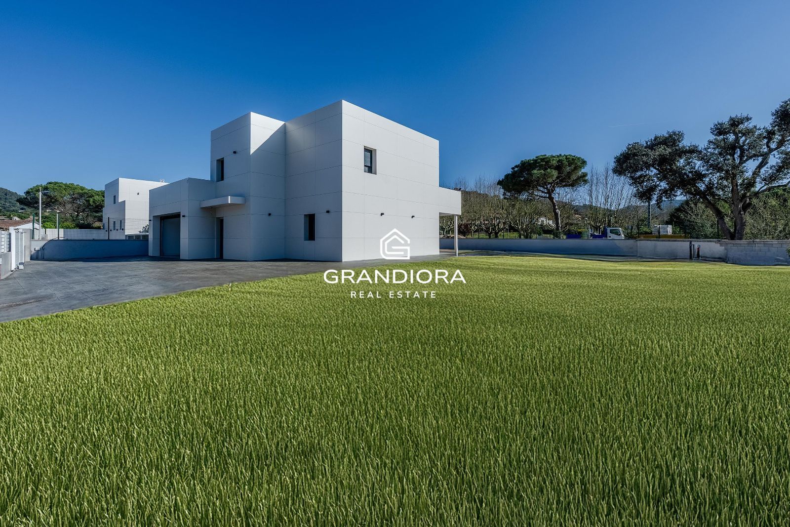 Moderna casa de nueva construcción con 319 m2 y jardín plano en Vallromanes. - Imagen 1
