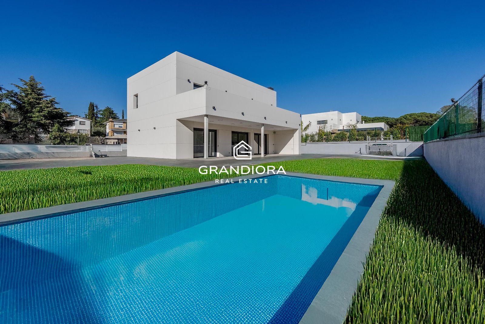 Moderna casa de nueva construcción con 319 m2 y jardín plano en Vallromanes. - Imagen 4
