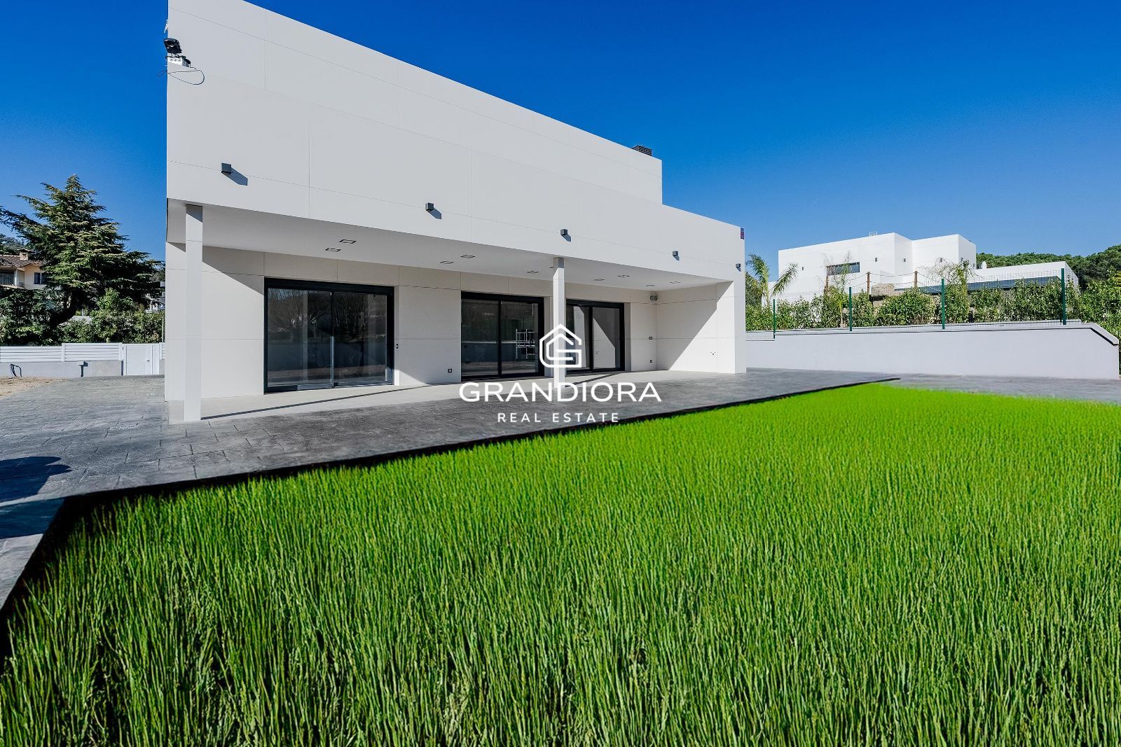 Moderna casa de nueva construcción con 319 m2 y jardín plano en Vallromanes. - Imagen 3