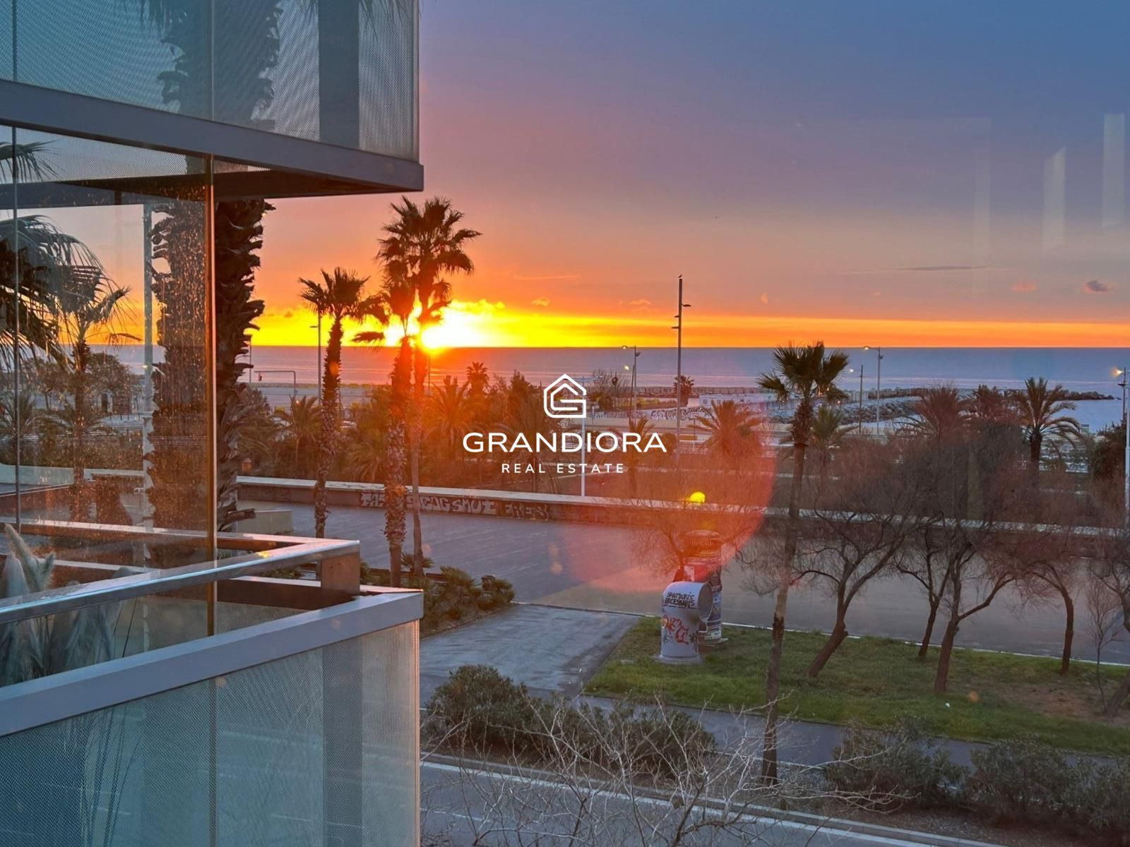 Exclusivo piso con terraza perimetral y vistas totales al mar en  la costa de Barcelona - Imagen 3