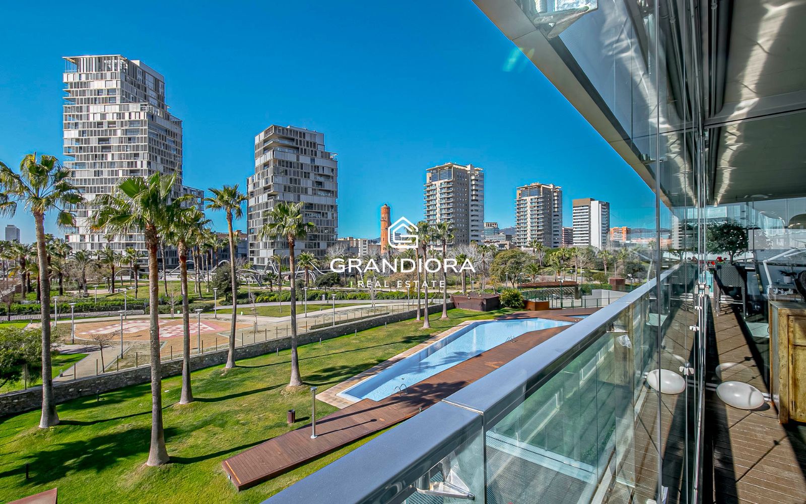 Exclusivo piso con terraza perimetral y vistas totales al mar en  la costa de Barcelona - Imagen 2