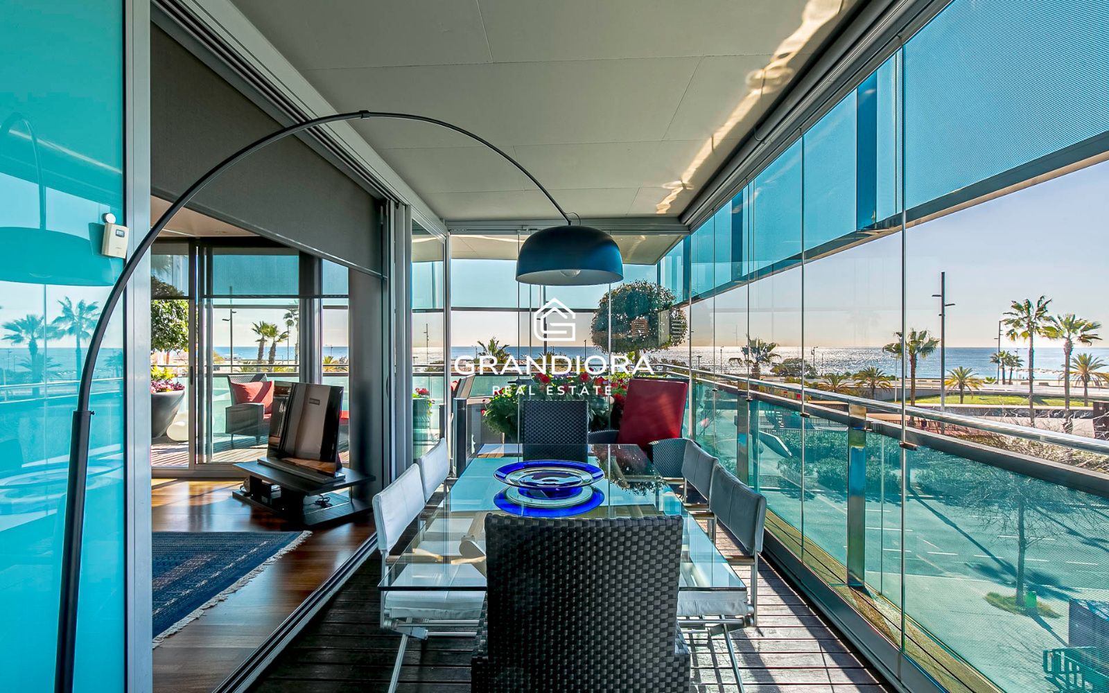Exclusivo piso con terraza perimetral y vistas totales al mar en  la costa de Barcelona - Imagen 10