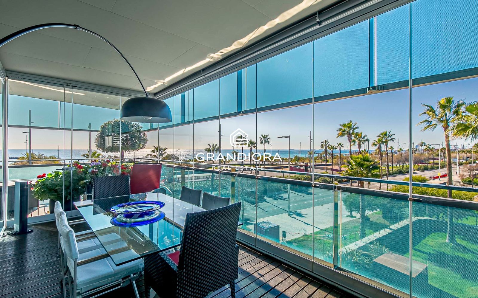 Exclusivo piso con terraza perimetral y vistas totales al mar en  la costa de Barcelona - Imagen 1