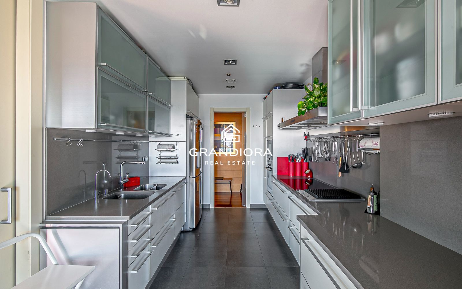Exclusivo piso con terraza perimetral y vistas totales al mar en  la costa de Barcelona - Imagen 16