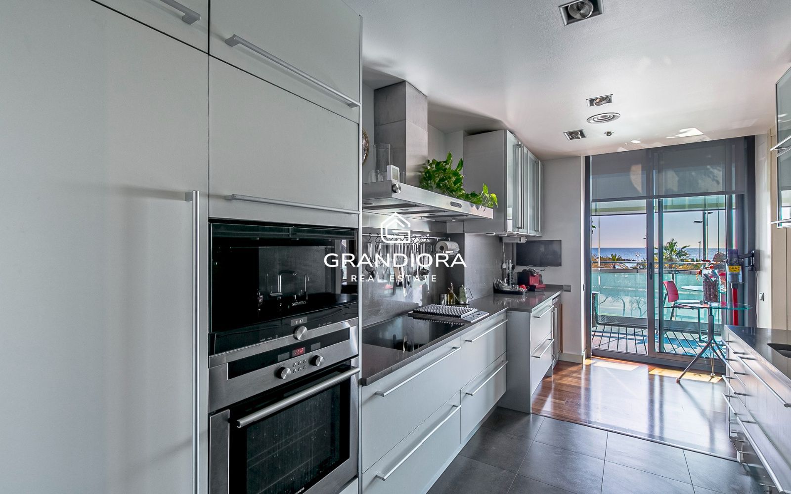 Exclusivo piso con terraza perimetral y vistas totales al mar en  la costa de Barcelona - Imagen 17