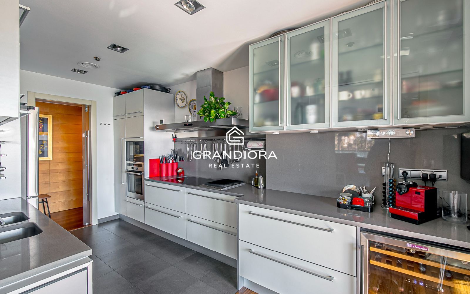 Exclusivo piso con terraza perimetral y vistas totales al mar en  la costa de Barcelona - Imagen 18