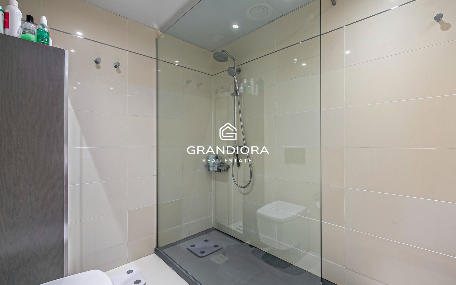 Exclusivo piso con terraza perimetral y vistas totales al mar en  la costa de Barcelona - Imagen 22