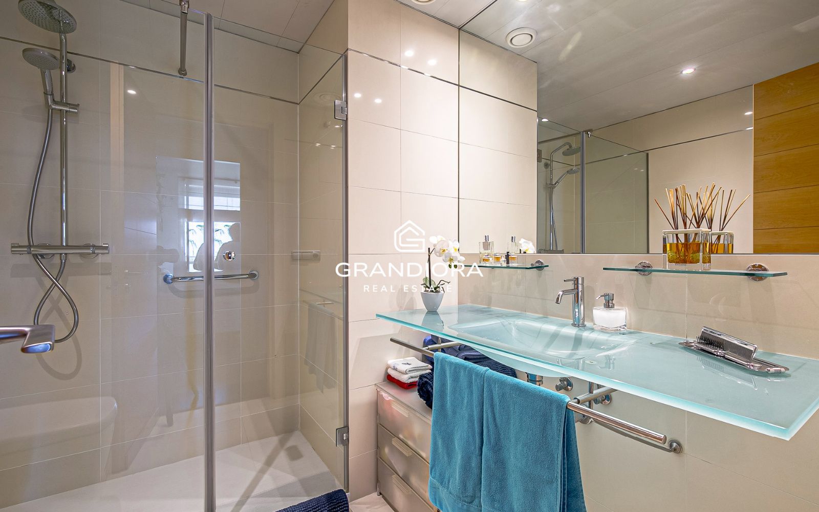 Exclusivo piso con terraza perimetral y vistas totales al mar en  la costa de Barcelona - Imagen 25