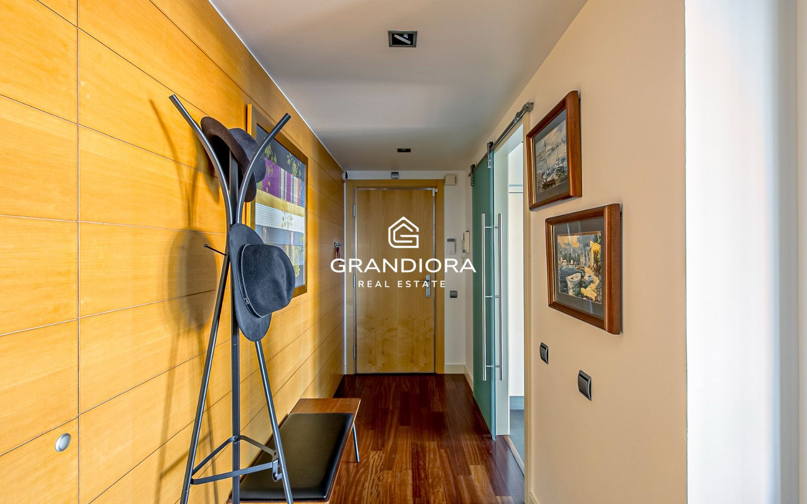 Exclusivo piso con terraza perimetral y vistas totales al mar en  la costa de Barcelona - Imagen 4