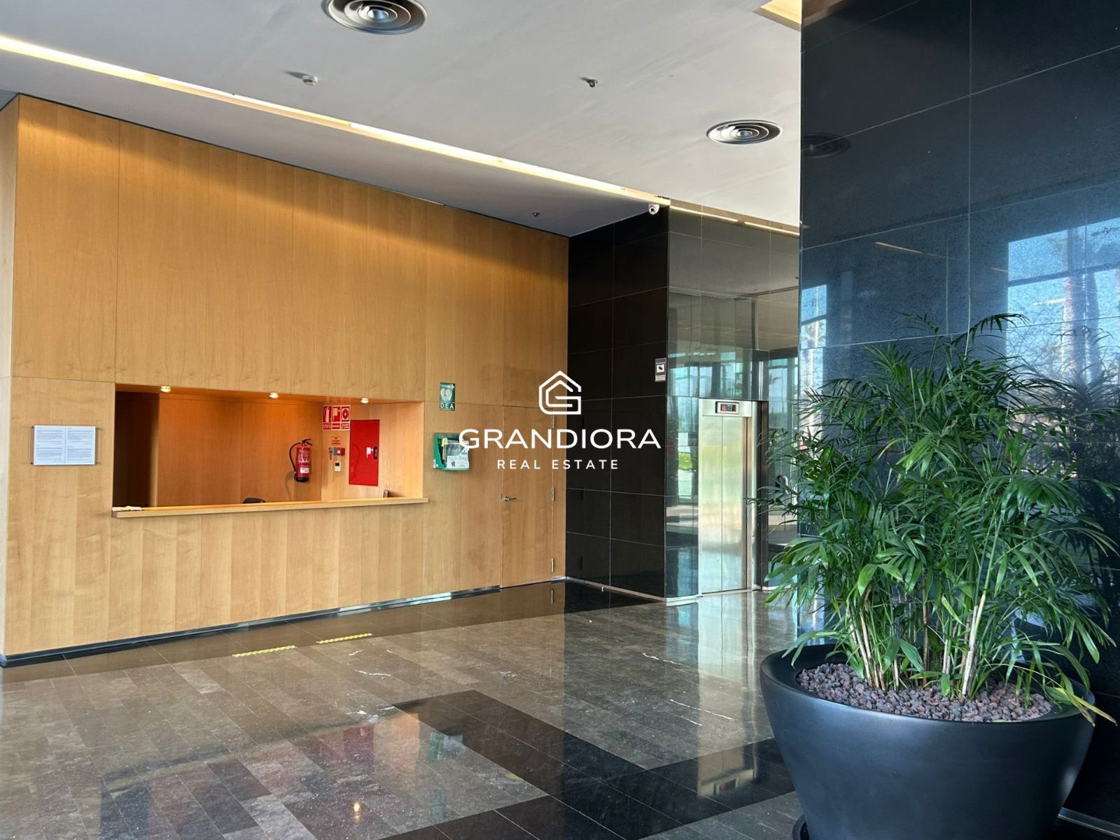 Exclusivo piso con terraza perimetral y vistas totales al mar en  la costa de Barcelona - Imagen 34