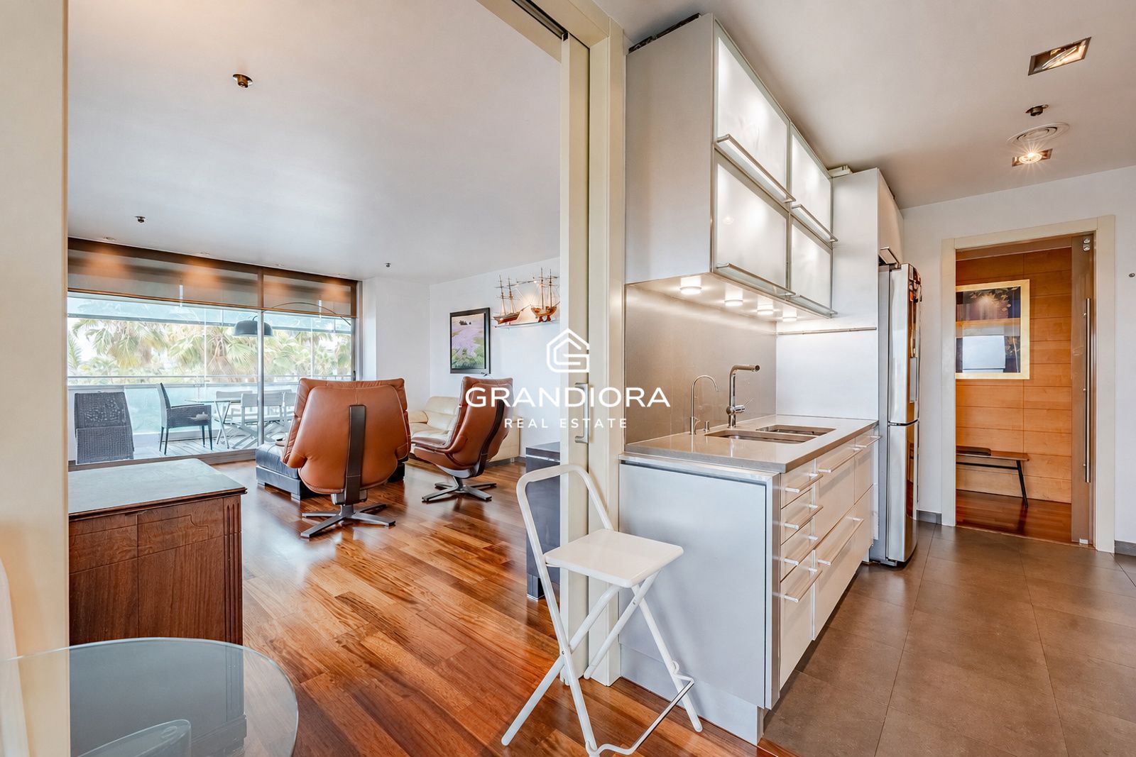 Exclusivo piso con terraza perimetral y vistas totales al mar en  la costa de Barcelona - Imagen 5