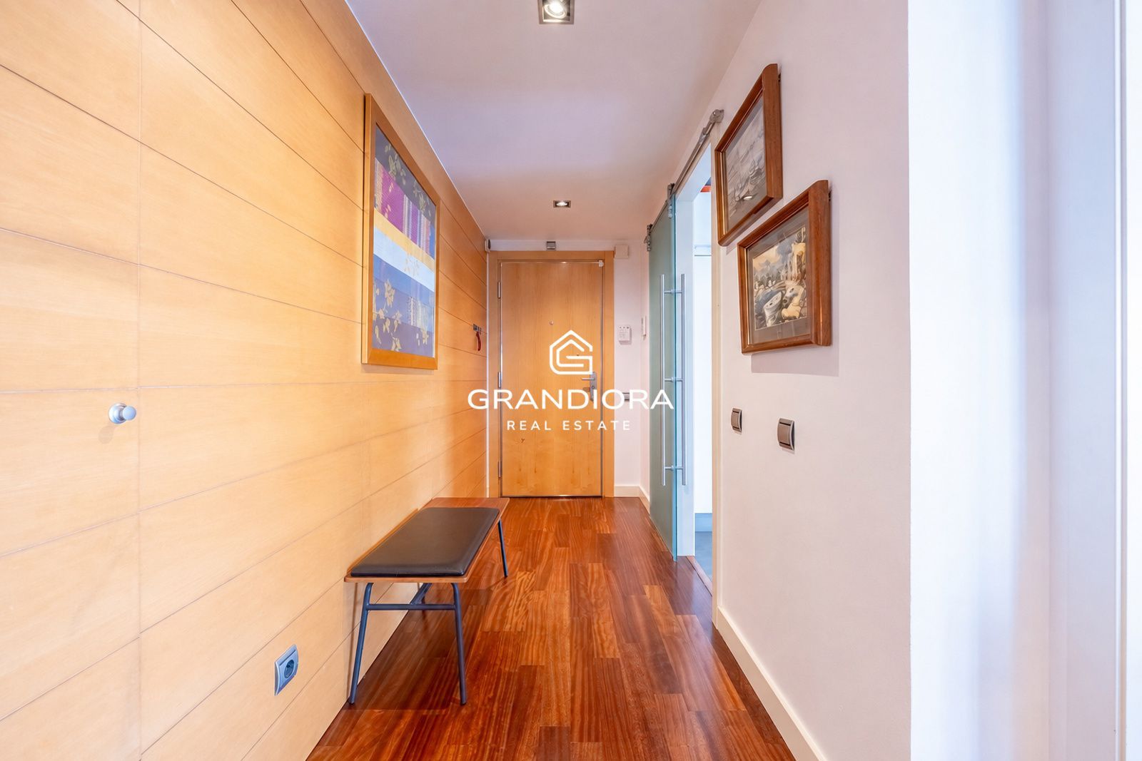 Exclusivo piso con terraza perimetral y vistas totales al mar en  la costa de Barcelona - Imagen 3