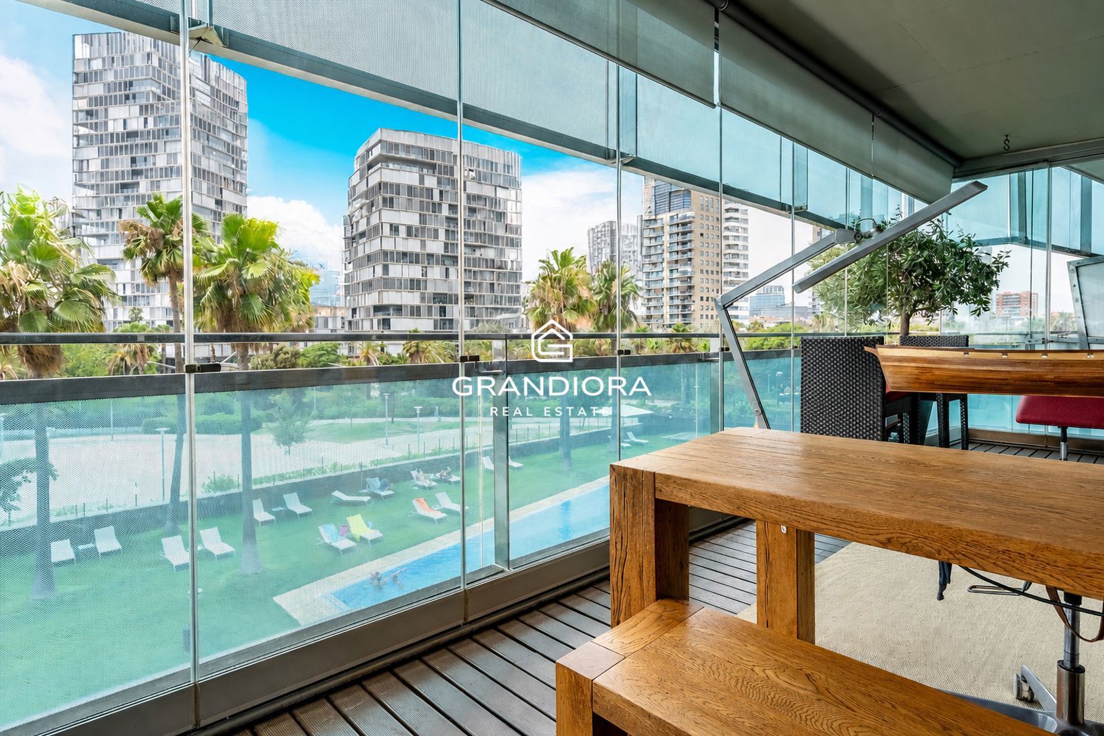 Exclusivo piso con terraza perimetral y vistas totales al mar en  la costa de Barcelona - Imagen 2