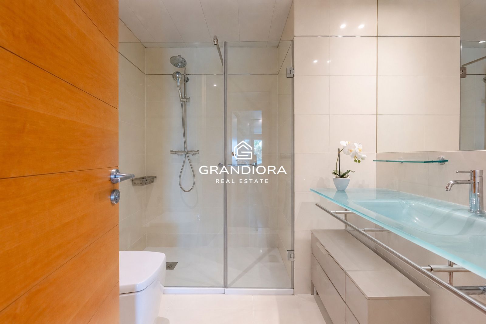 Exclusivo piso con terraza perimetral y vistas totales al mar en  la costa de Barcelona - Imagen 12
