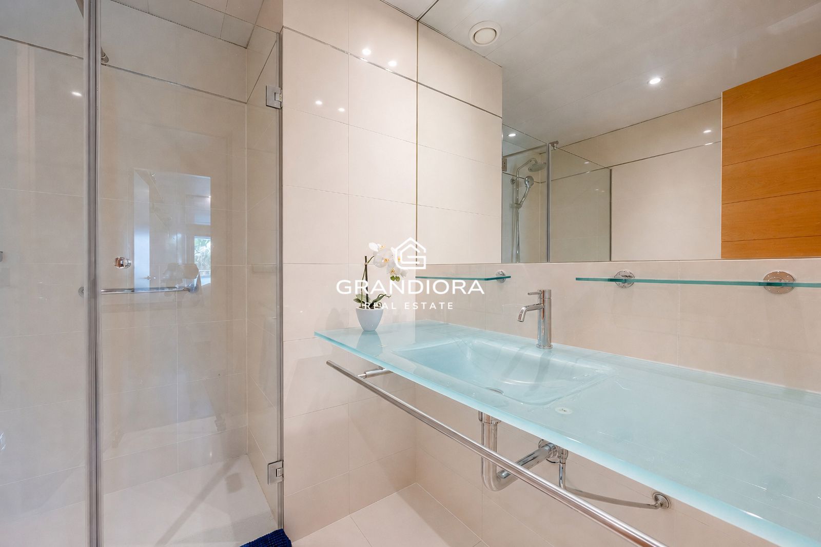 Exclusivo piso con terraza perimetral y vistas totales al mar en  la costa de Barcelona - Imagen 13