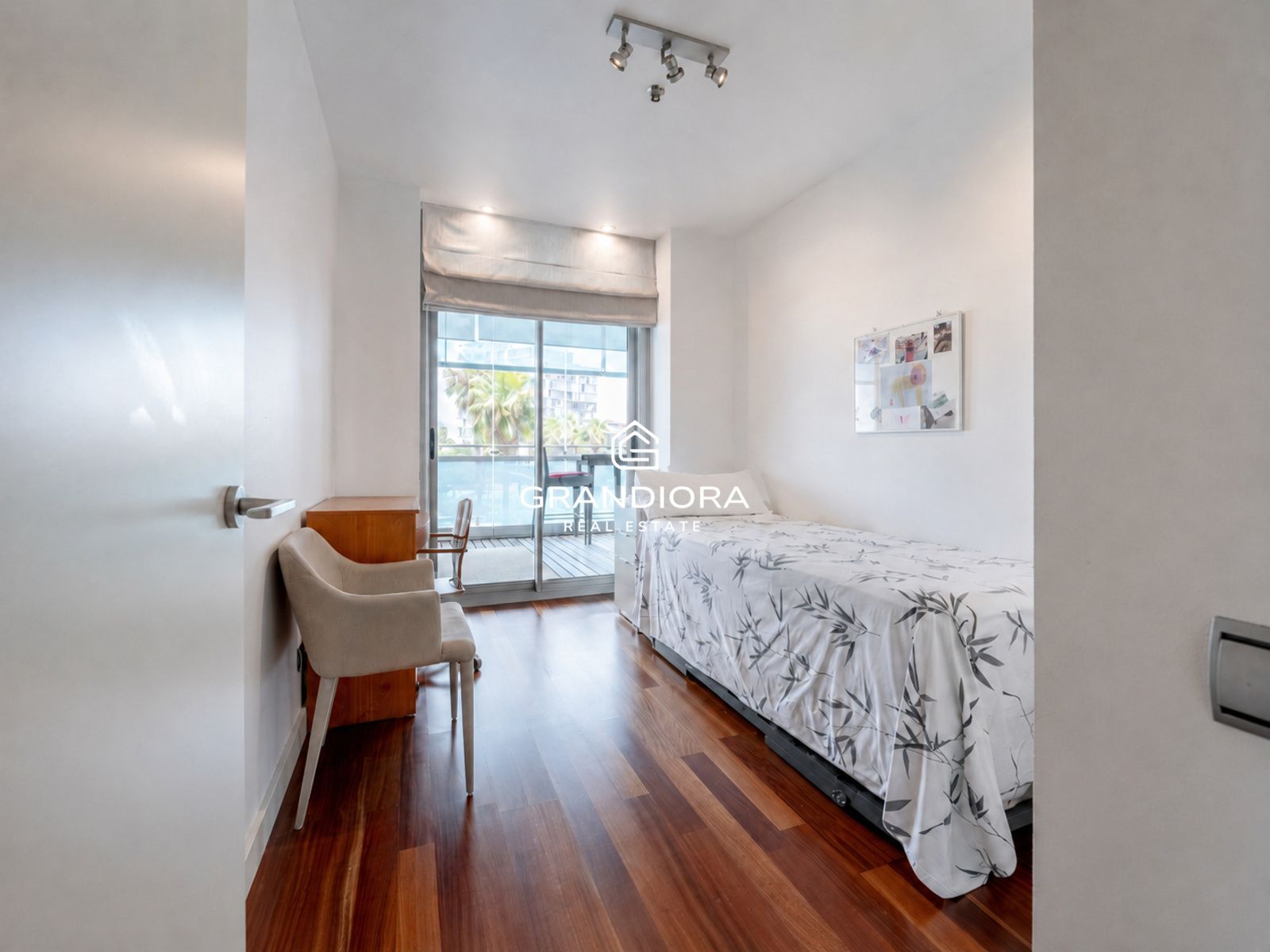 Exclusivo piso con terraza perimetral y vistas totales al mar en  la costa de Barcelona - Imagen 14