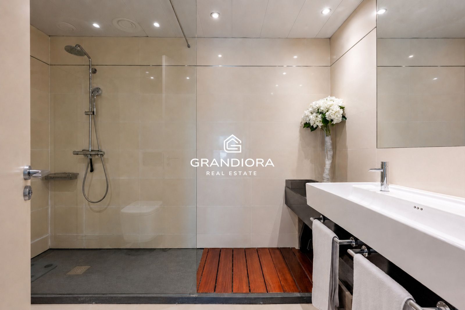 Exclusivo piso con terraza perimetral y vistas totales al mar en  la costa de Barcelona - Imagen 20