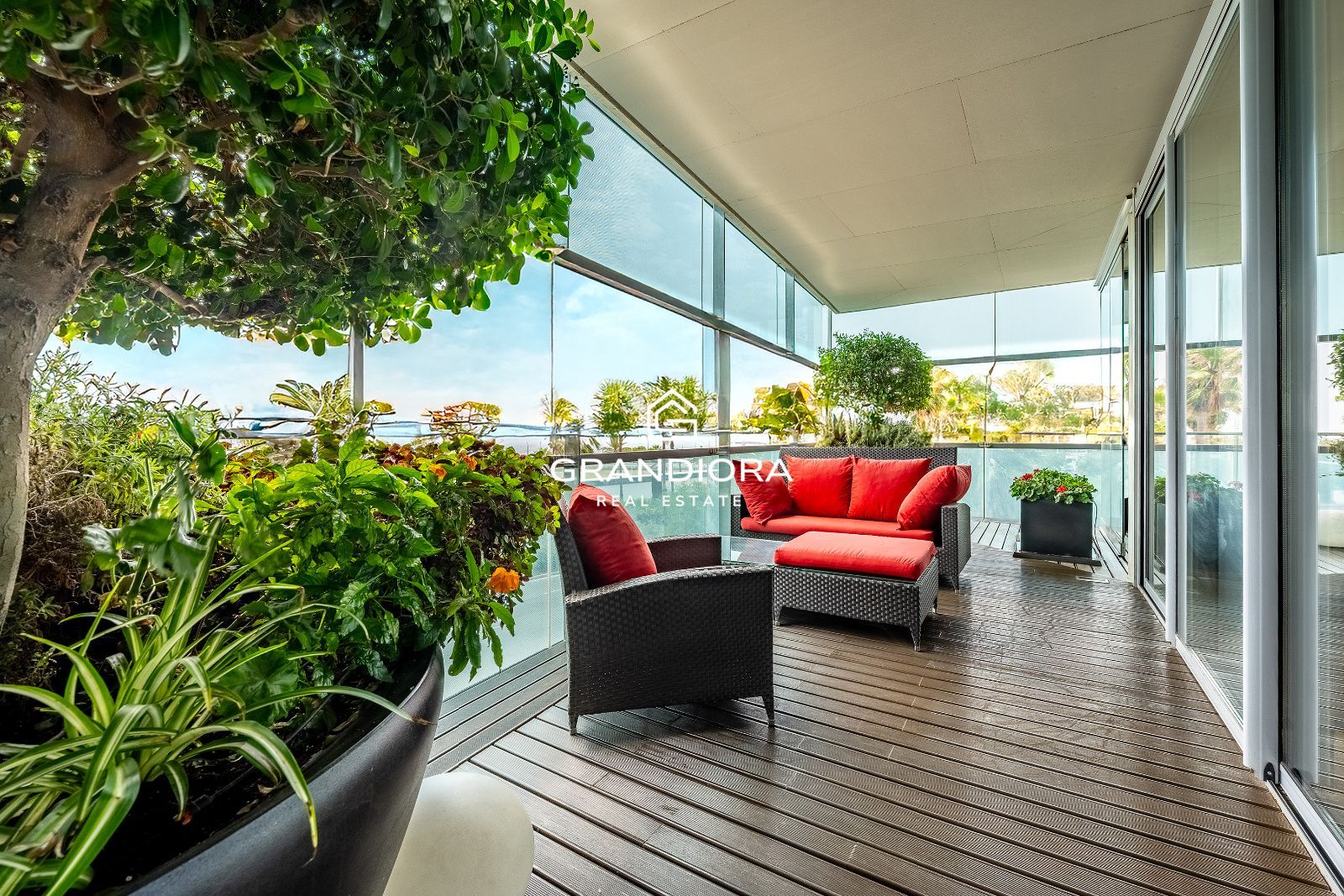 Exclusivo piso con terraza perimetral y vistas totales al mar en  la costa de Barcelona