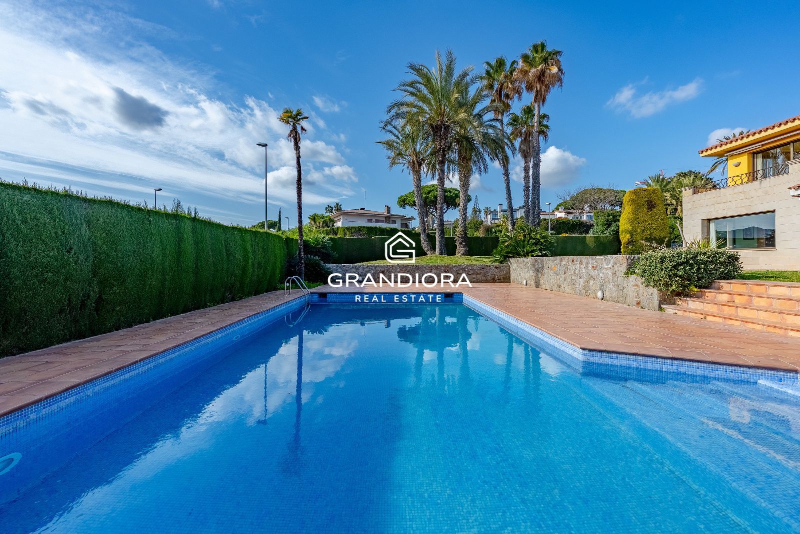 Casa de lujo en Can Teixidó con jardín plano, piscina y vistas al mar - Imagen 44