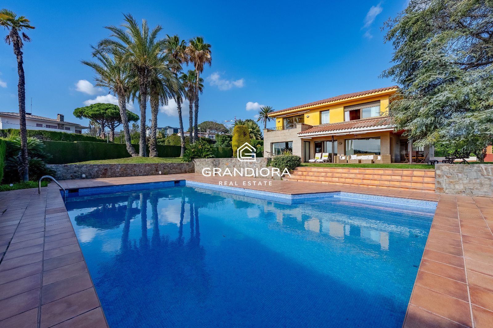 Casa de lujo en Can Teixidó con jardín plano, piscina y vistas al mar - Imagen 1