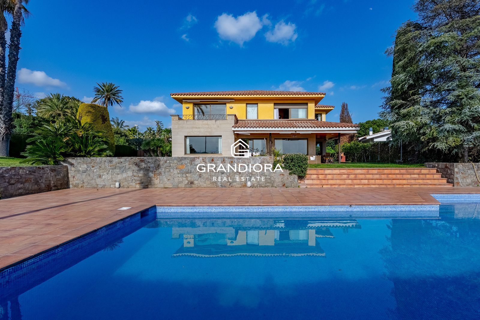 Casa de lujo en Can Teixidó con jardín plano, piscina y vistas al mar - Imagen 42