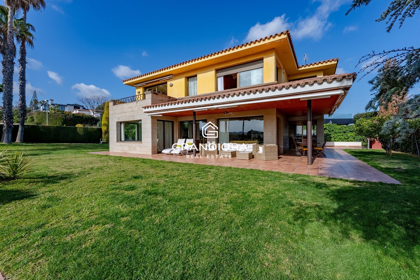 Casa de lujo en Can Teixidó con jardín plano, piscina y vistas al mar - Imagen 15