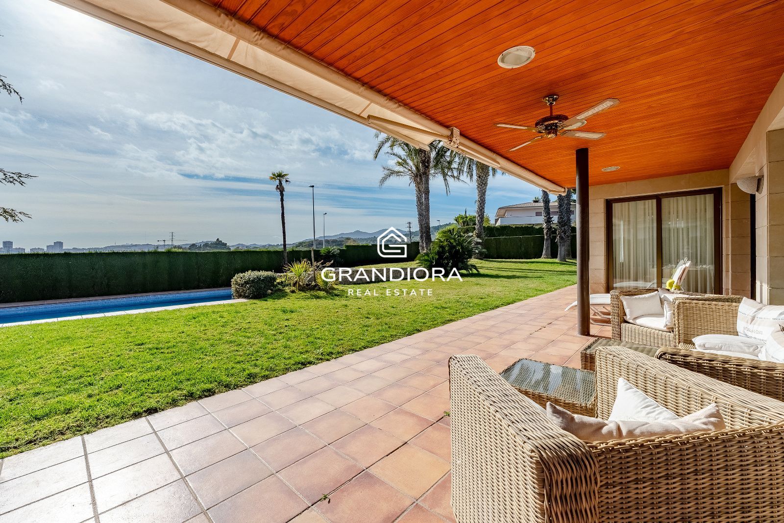 Casa de lujo en Can Teixidó con jardín plano, piscina y vistas al mar - Imagen 39
