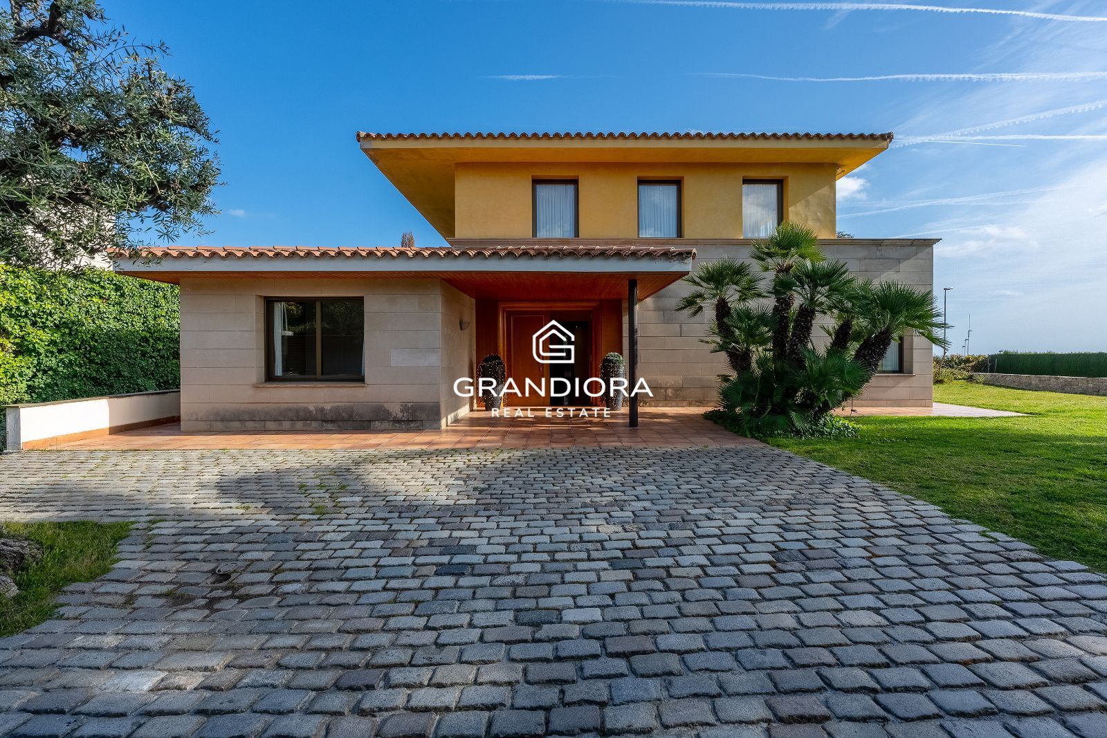 Casa de lujo en Can Teixidó con jardín plano, piscina y vistas al mar - Imagen 2