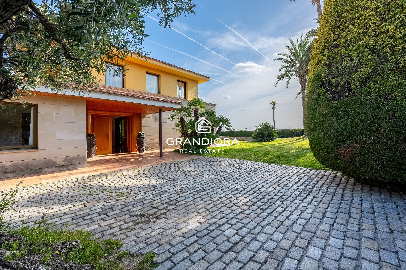 Casa de lujo en Can Teixidó con jardín plano, piscina y vistas al mar - Imagen 3