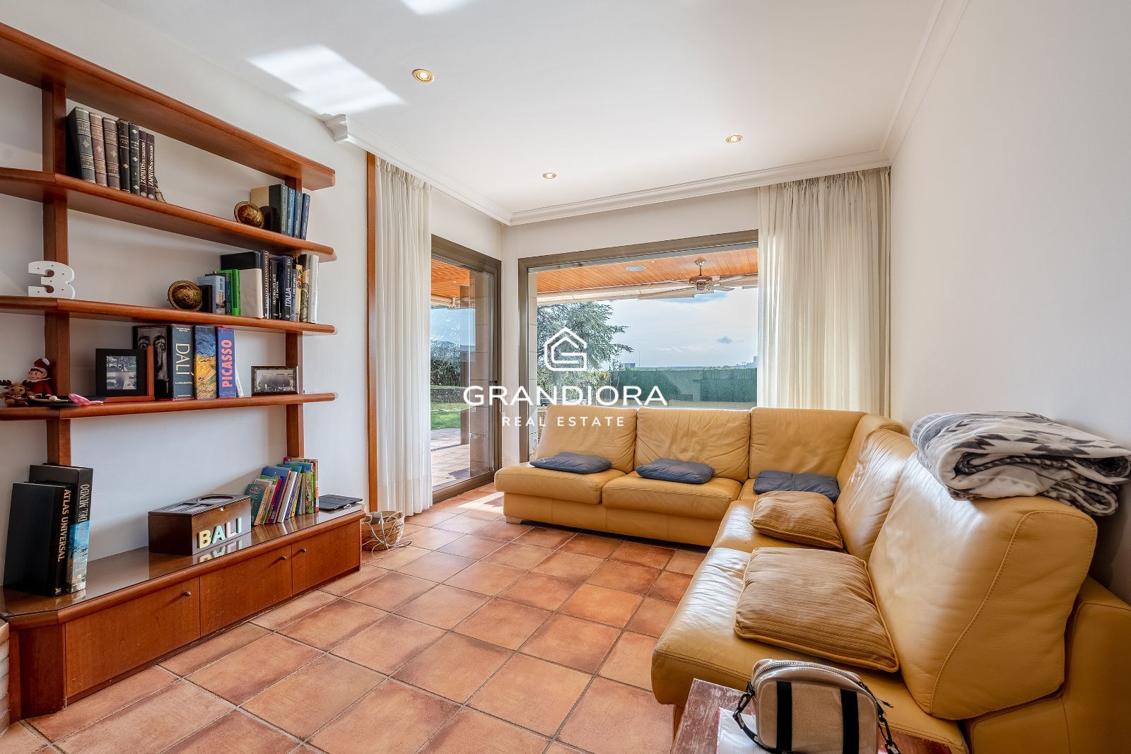 Casa de lujo en Can Teixidó con jardín plano, piscina y vistas al mar - Imagen 14