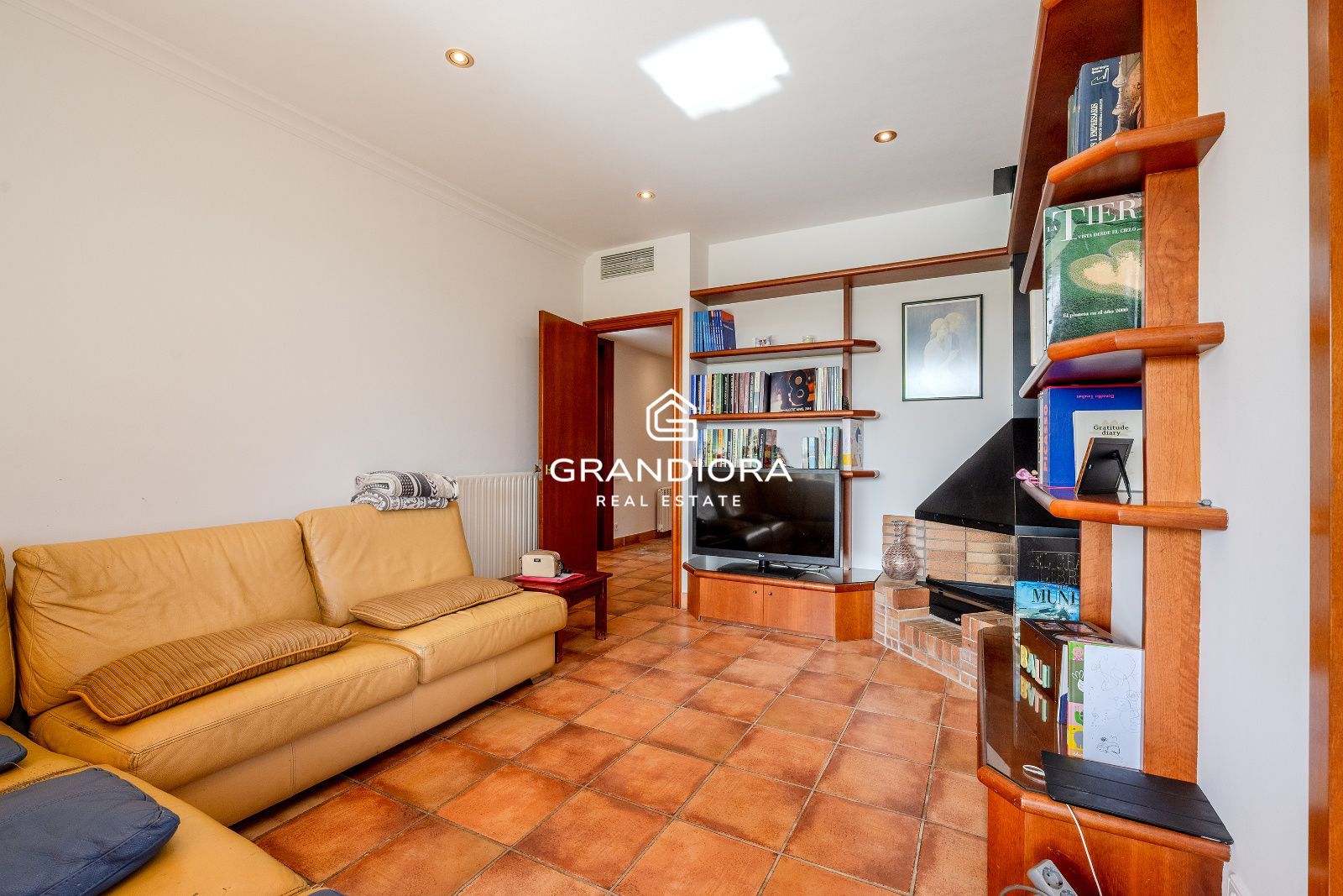 Casa de lujo en Can Teixidó con jardín plano, piscina y vistas al mar - Imagen 13