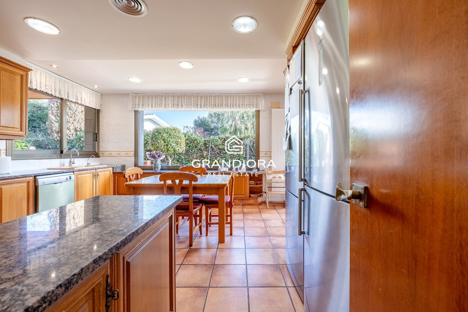 Casa de lujo en Can Teixidó con jardín plano, piscina y vistas al mar - Imagen 10