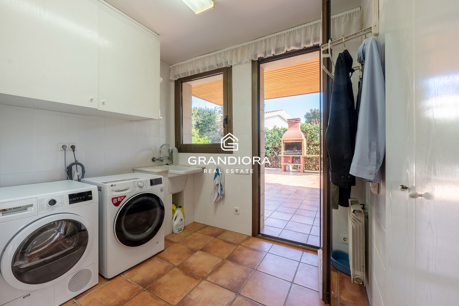 Casa de lujo en Can Teixidó con jardín plano, piscina y vistas al mar - Imagen 46