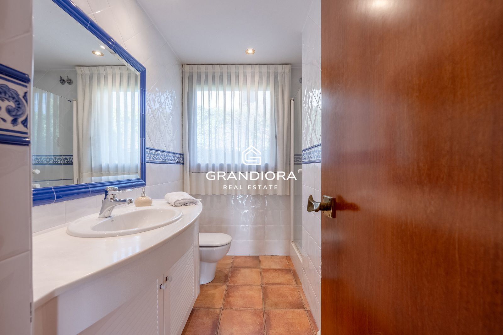 Casa de lujo en Can Teixidó con jardín plano, piscina y vistas al mar - Imagen 37