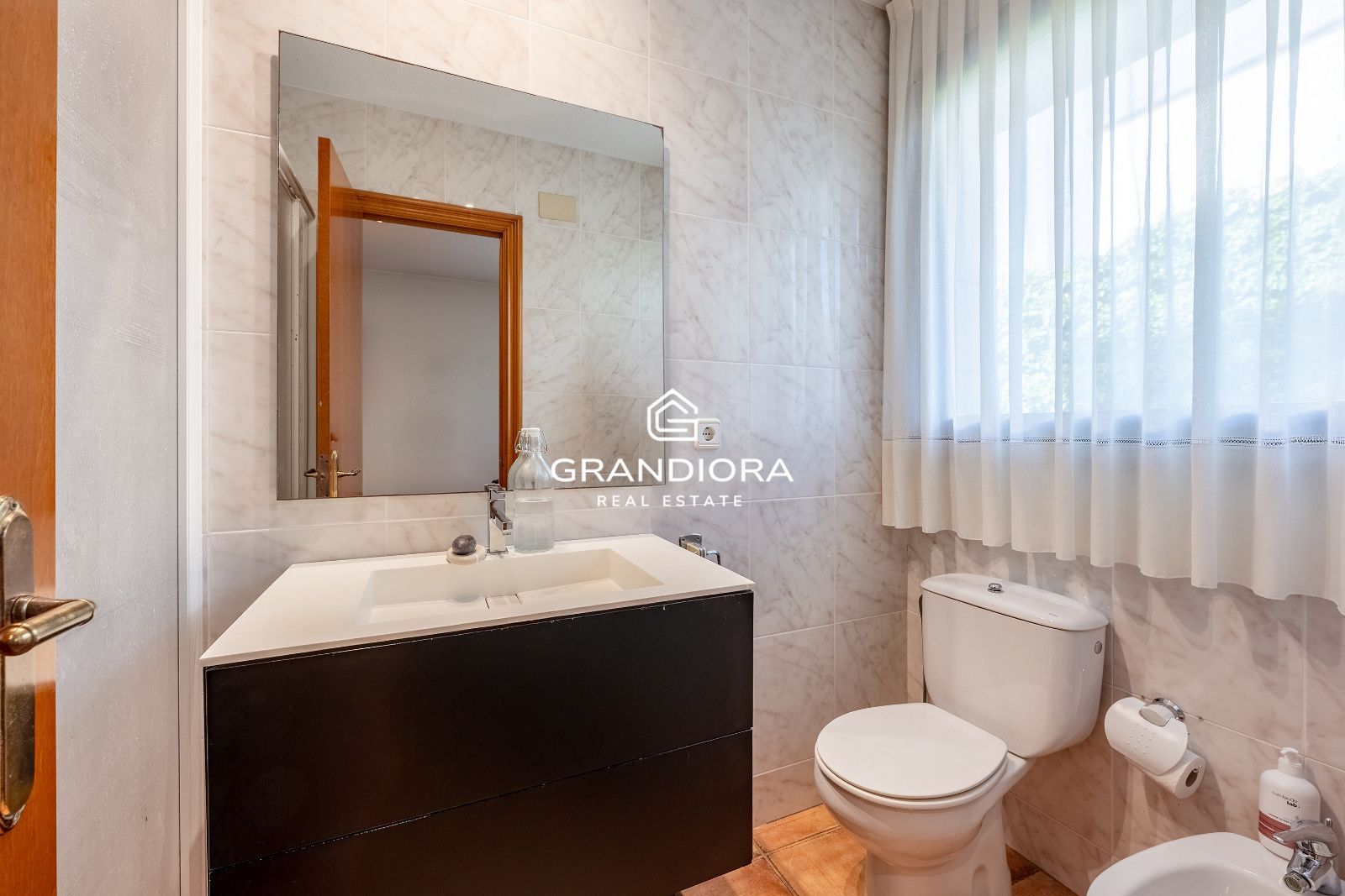 Casa de lujo en Can Teixidó con jardín plano, piscina y vistas al mar - Imagen 48