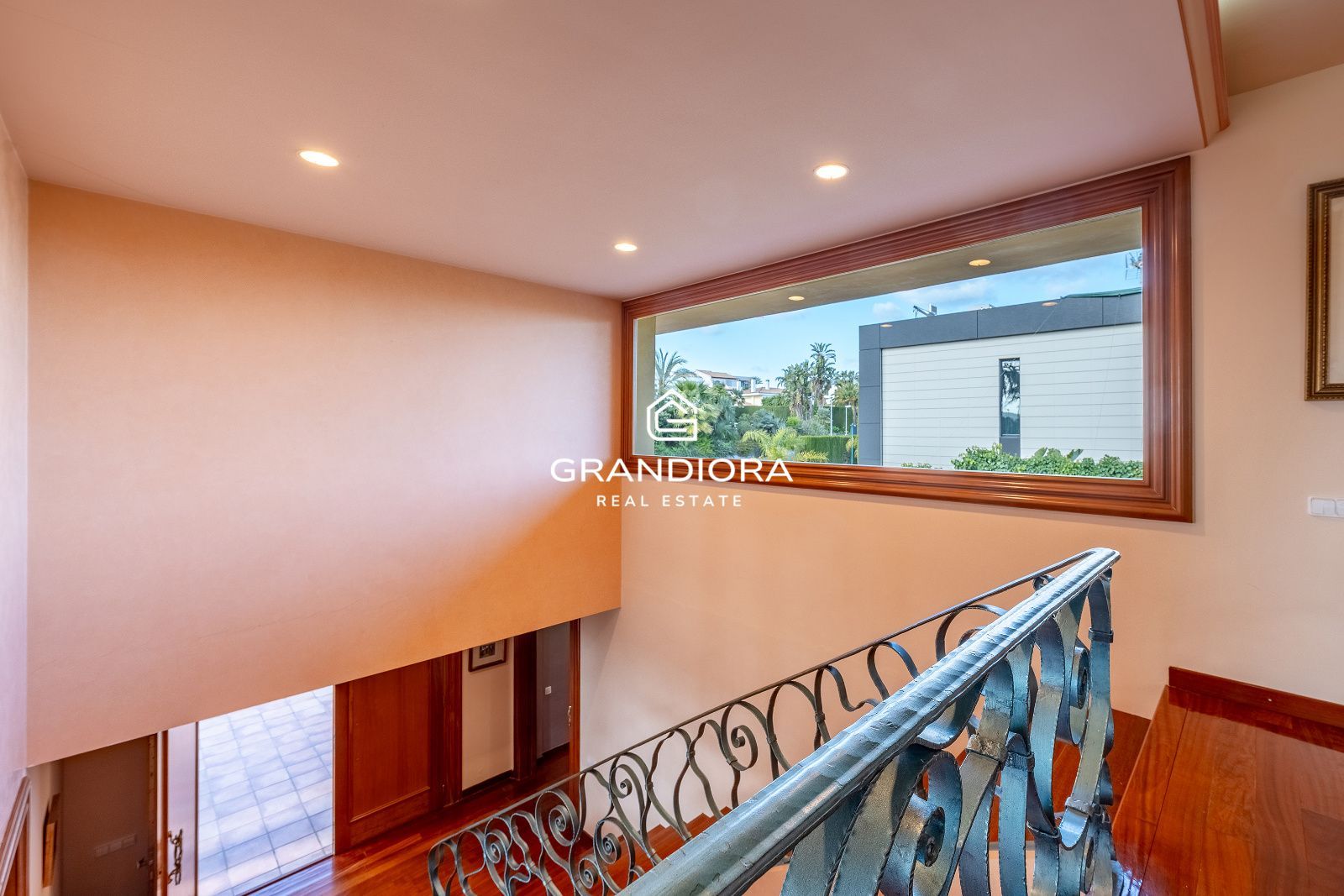 Casa de lujo en Can Teixidó con jardín plano, piscina y vistas al mar - Imagen 18