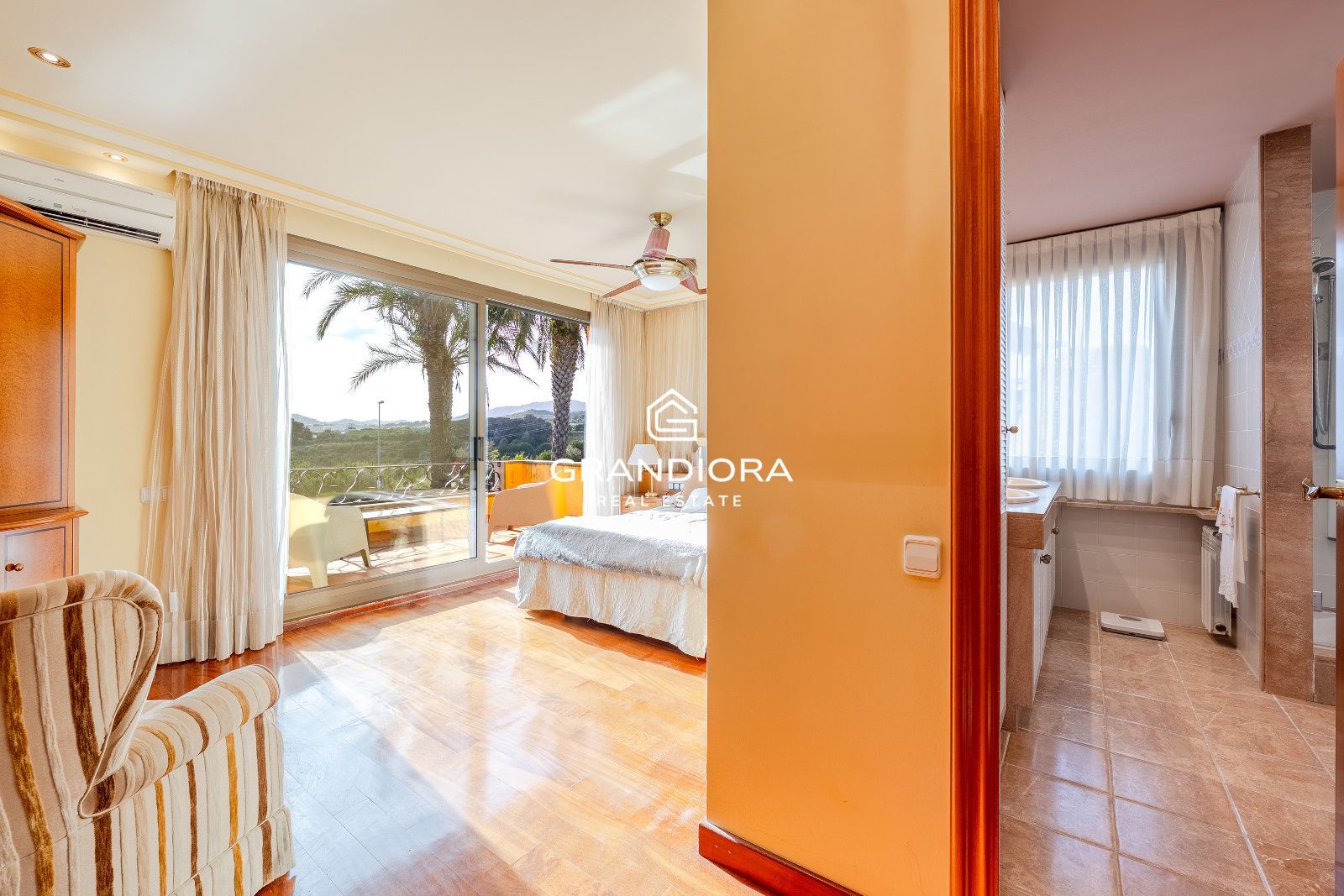 Casa de lujo en Can Teixidó con jardín plano, piscina y vistas al mar - Imagen 20
