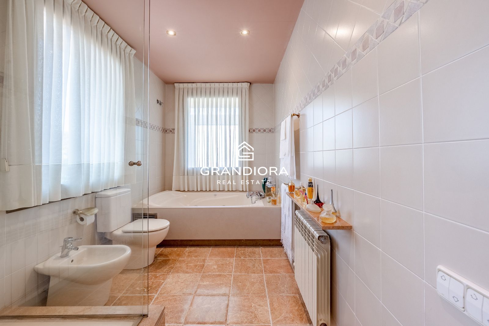 Casa de lujo en Can Teixidó con jardín plano, piscina y vistas al mar - Imagen 38