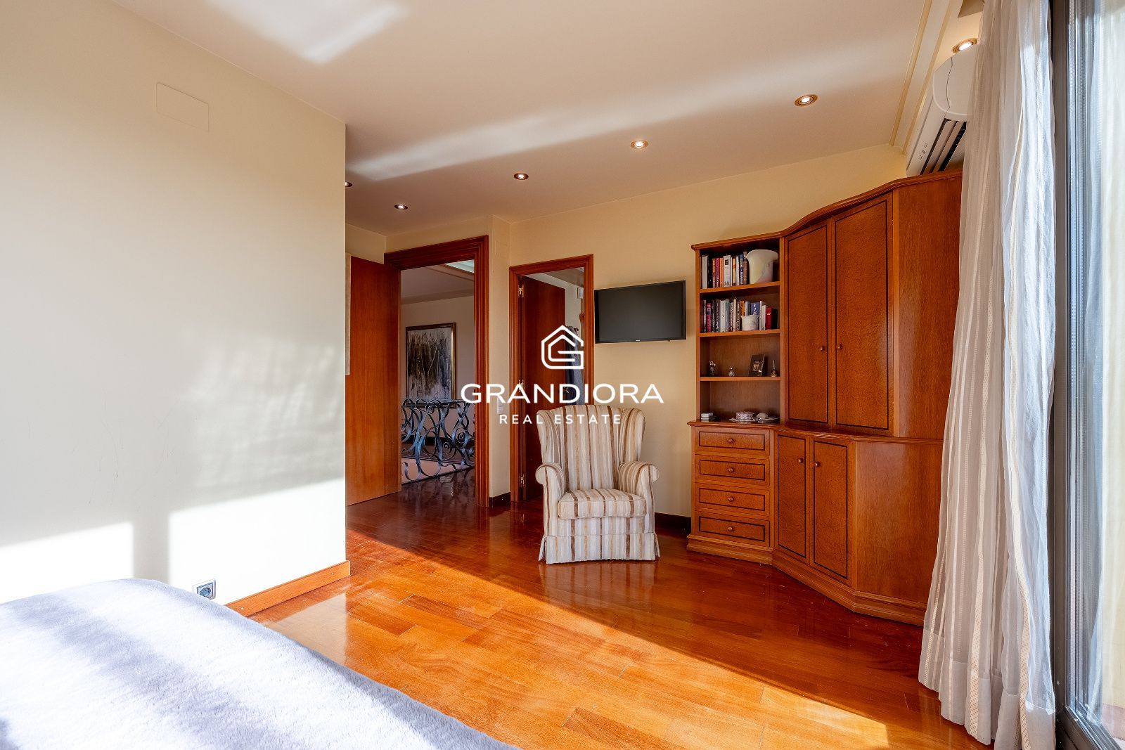 Casa de lujo en Can Teixidó con jardín plano, piscina y vistas al mar - Imagen 24