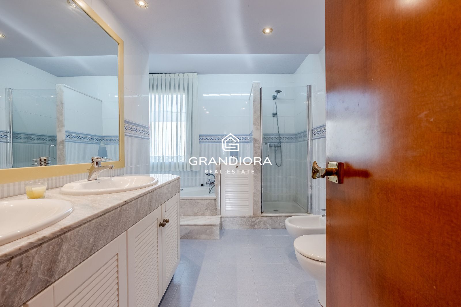 Casa de lujo en Can Teixidó con jardín plano, piscina y vistas al mar - Imagen 26