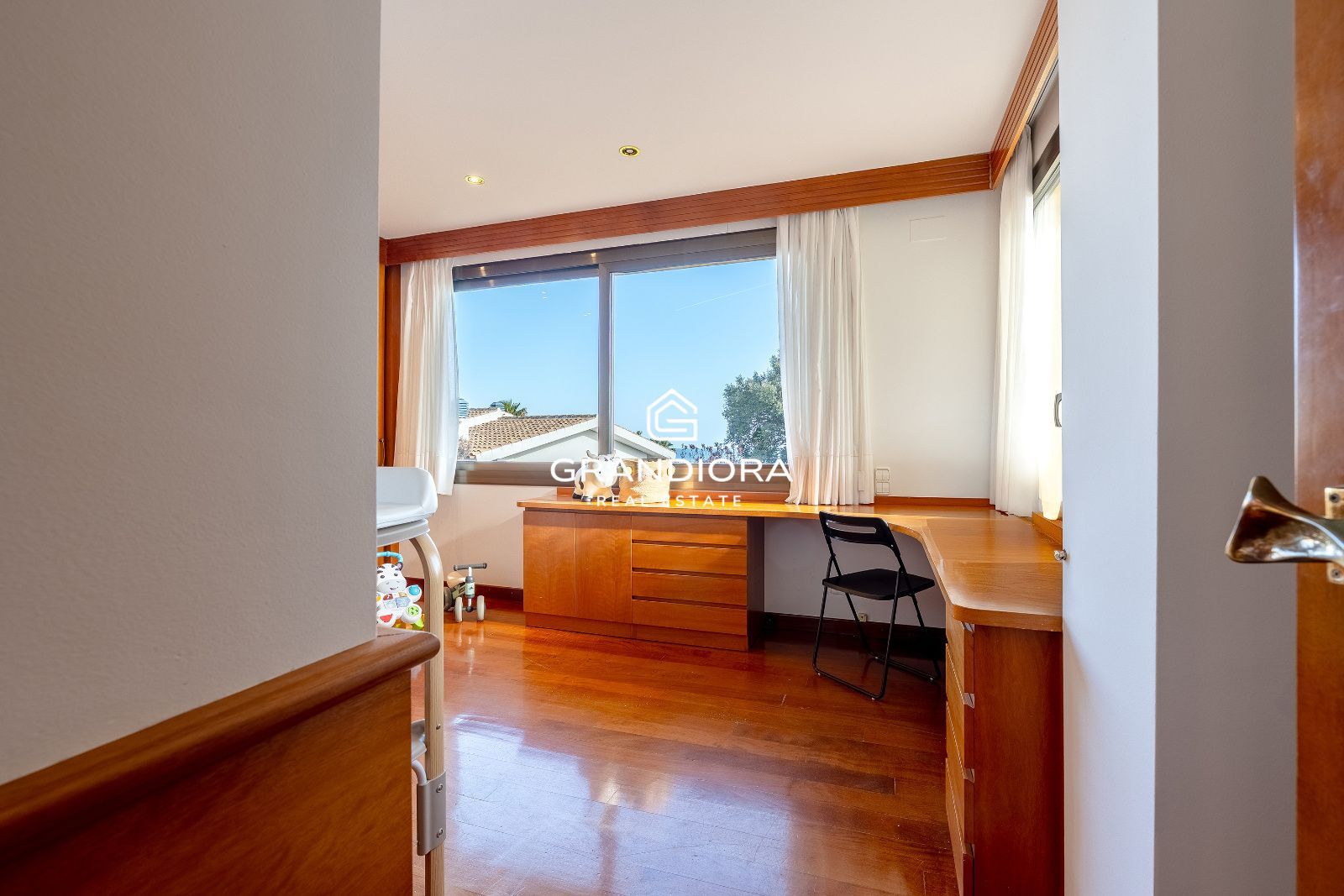Casa de lujo en Can Teixidó con jardín plano, piscina y vistas al mar - Imagen 35